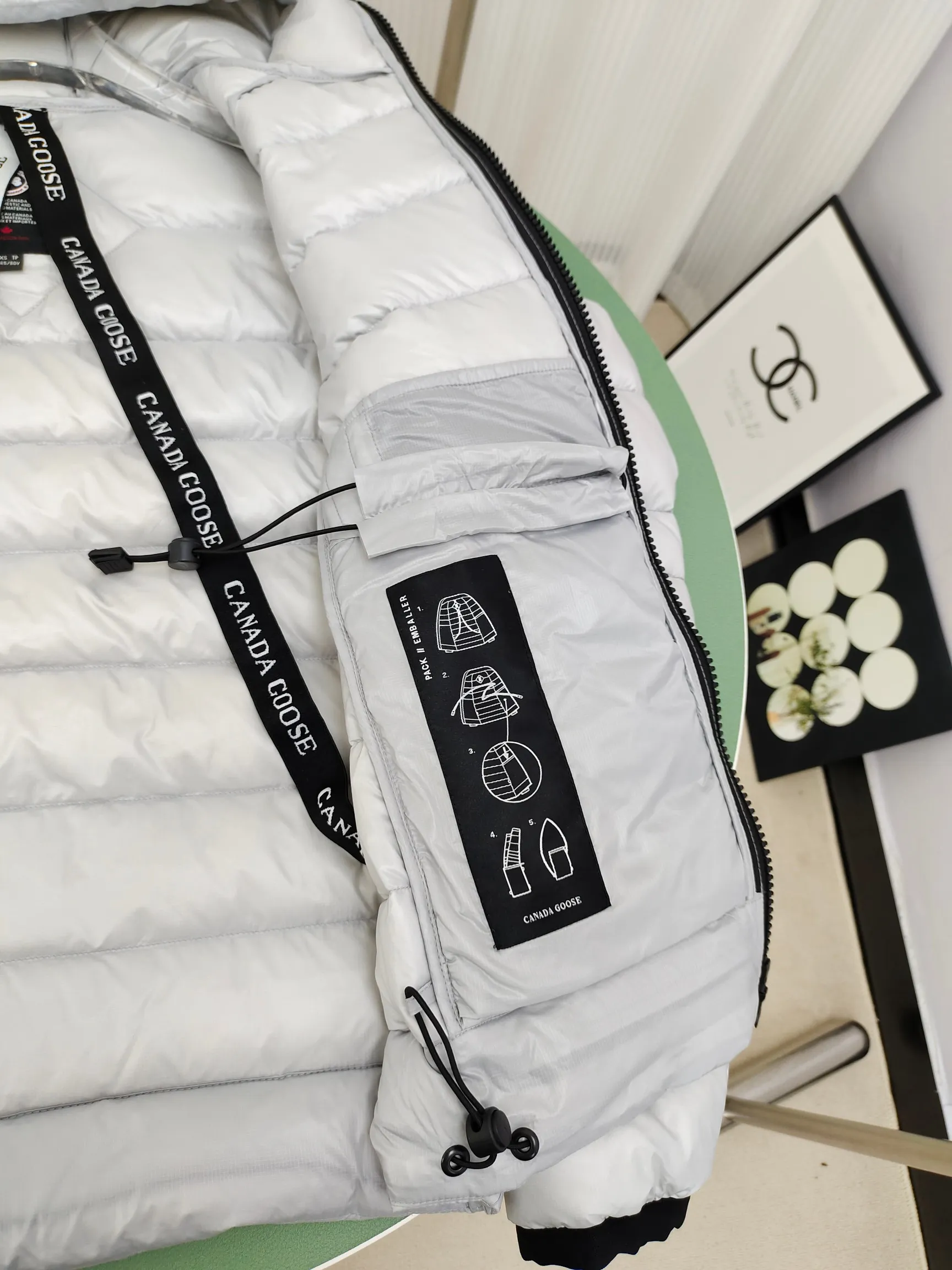 P840 𝘾𝘼𝙉𝘼𝘿𝘼 𝙂𝙊𝙊𝙎𝙀/Canada Goose 2227 thin and light model. It’s super lightweight and doesn’t feel any weight on your upper body at all! Show more temperament‼  Canada Goose, a Canadian brand, has always been recognized as the warmest down jacket. Various Instagram celebrities, Internet celebrities, and celebrities often wear it for street photos. I make Canada Goose every year, but I still can’t get rid of my love for the goose. No matter how cold the winter is, there is no need to be afraid. Canada Goose is the legendary warmest down jacket and is known as a must-have for Arctic outdoor sports! The most popular down jacket in the world, celebrities are rushing to buy it, it is a must-have! Code number: XS-2XL Color: silver gray (red label) silver gray (black label), black (red label), black (black label), dark blue